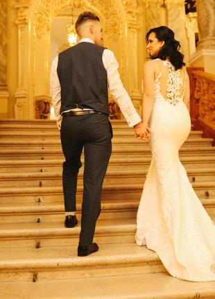 Довга весільна сукня рибка зі шлейфом, без рукавів бренд omur ozer турція