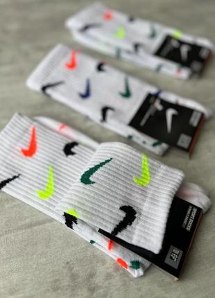 Носки белые nike с цветными лого, высокие белые носки найк с резинкой мужские/женские классика длинные носки для тренировок спортивные6 фото