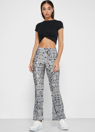 Брюки клеш в змеиный принт topshop petite