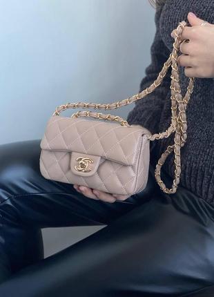 Женский элегантный кожаный клатч chanel брендовая сумка шанель бежевая с ручкой на цепочке8 фото