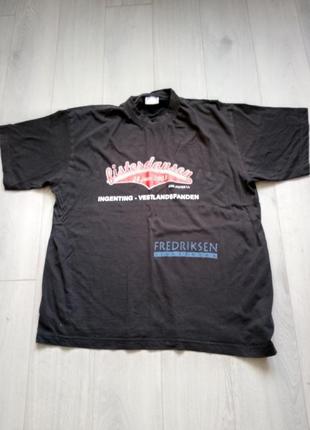 Чорна футболка