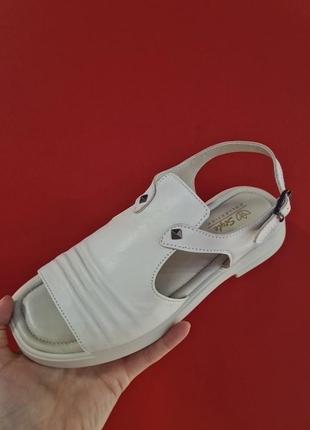Сандалии кожаные.