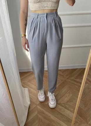 Стильні брюки із защипами