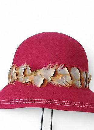 Капелюх бордовий з пірям, якісний
