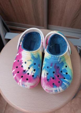 Сабо теплые crocs classic lined tie dye clog c9 разноцветные