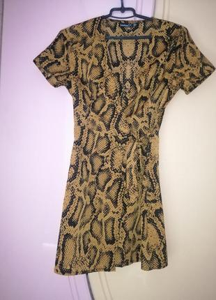 Платье бренда boohoo