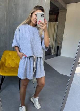 Велюровый костюм укороченная футболка со шнурком шорты с высокой посадкой