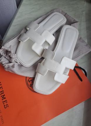 Шльопанці в стилі hermes