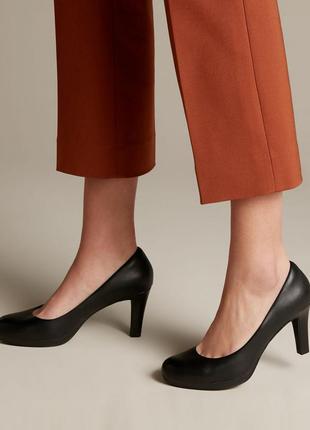 Clarks жіночі класичні туфлі на підборах чорні шкіряні розмір 36