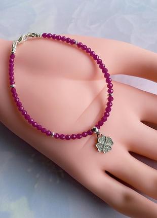 Срібний браслет із рубіна з підвіскою «на удачу»