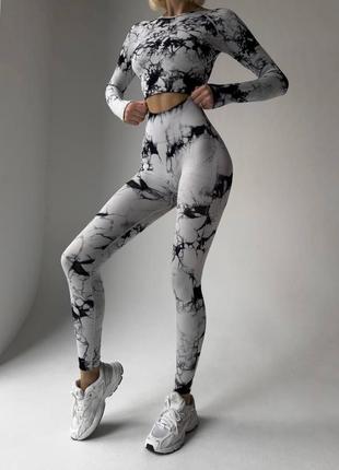 Жіночий спортивний костюм з ефектом push up лосини та топ білий з візерунками повітропроникний s