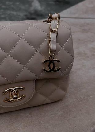 Красивая универсальная женская сумочка клатч из кожи chanel шанель с ручкой через плечо бежевого цвета7 фото