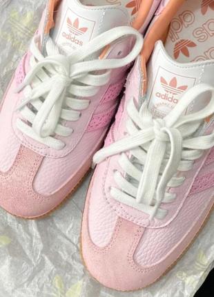 Красивые женские кроссовки демисезонные adidas samba из искусственной кожи розовые с белыми шнурками 36
