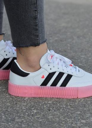 Брендовые женские кроссовки adidas samba из искусственной кожи белые с розовой резиновой подошвой 365 фото