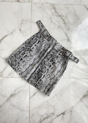 Міні-юбка джинсова  прямого крою зі зміїним принтом від бренду topshop в ідеальному стані