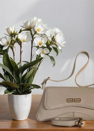 Стильна універсальна сумочка для жінок з ручкою balenciaga сумка баленсіага брендова бежева шкіряна
