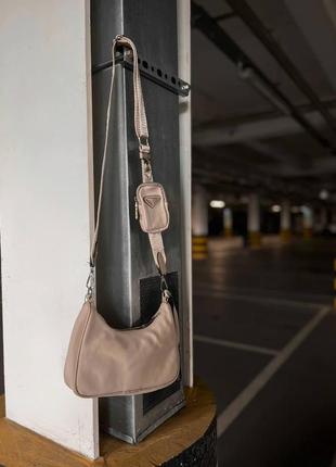 Элегантная и стильная женская сумочка prada прада брендовая нейлоновая бежевая на цепочке5 фото