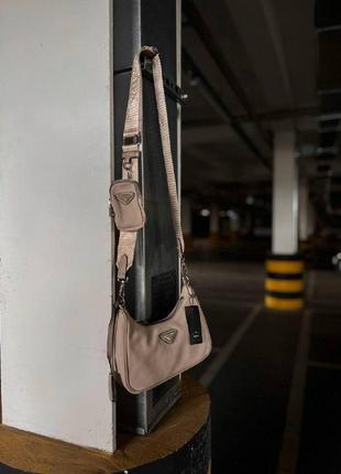 Элегантная и стильная женская сумочка prada прада брендовая нейлоновая бежевая на цепочке4 фото