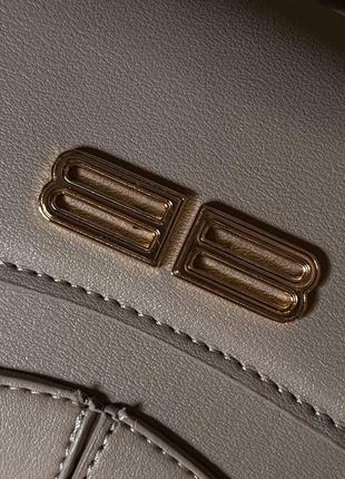 Стильная повседневная сумочка для девушек с ручкой balenciaga сумка баленсиага брендовая кожаная бежевая8 фото