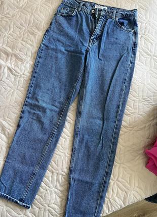 Женские джинсы мом