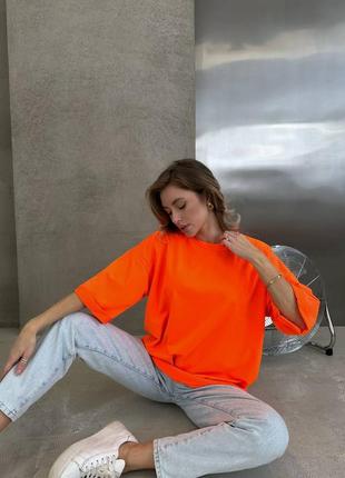 Яскрава базова футболка