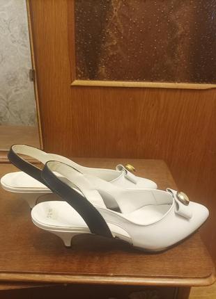 Босоніжки жіночі шкіряні (нові)