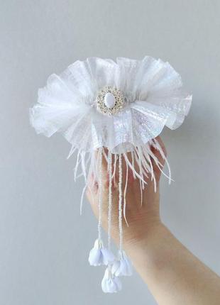 Изысканное украшение на резинку для девочки на первое сентября и на праздники.