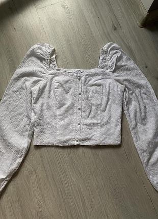 Короткая блузка с длинным рукавом
