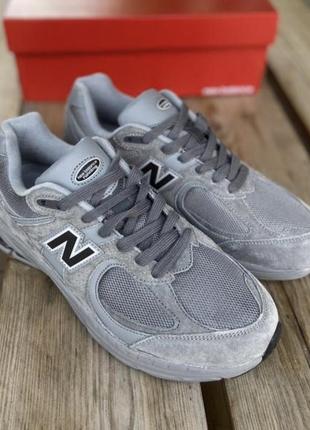 Стильні чоловічі кросівки new balance 2002 r grey  модные мужские замшевые кроссовки нью беланс 2002р серые