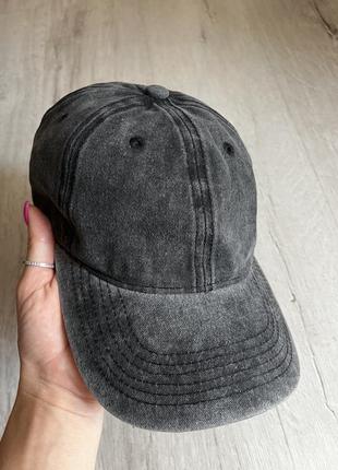 Кепка серого цвета