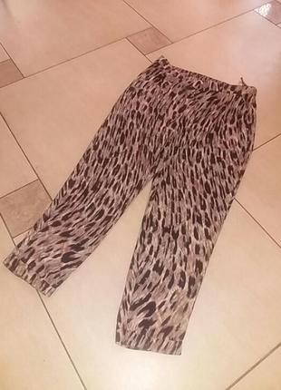 Бомбезные классические атласные брюки в леопардовом принте на резинке. швейцария.