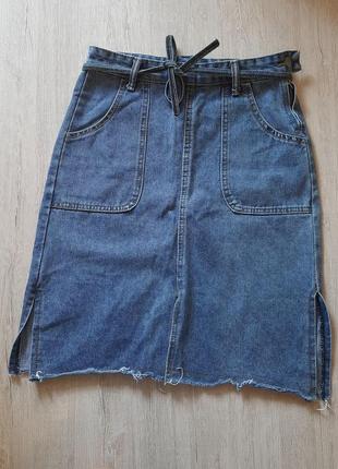 Трендовая джинсовая юбка с разрезами