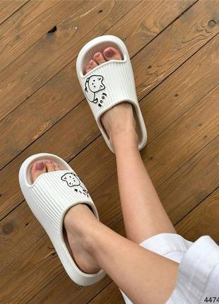 Белые шлепанцы