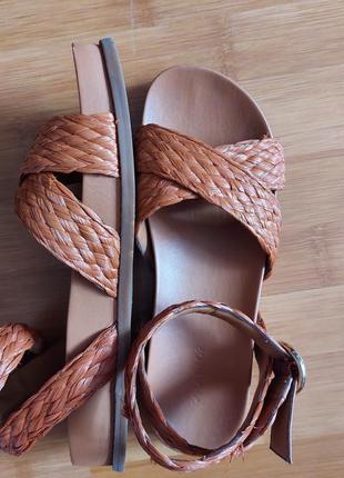 Женские босоножки