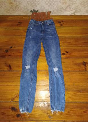 Модні вузькі рвані джинси