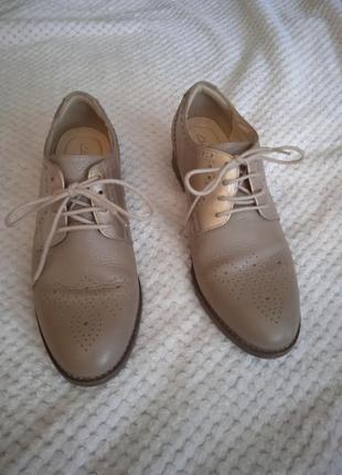 Дуже якісні шкіряні туфлі на зав'язках бренду clarks з ортопедичнми подушечками всередині