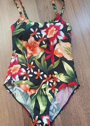 Закритий купальник з чашечками