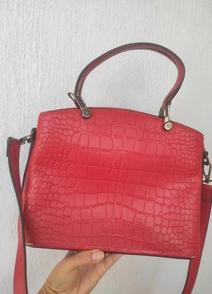 Элегантная красная сумочка