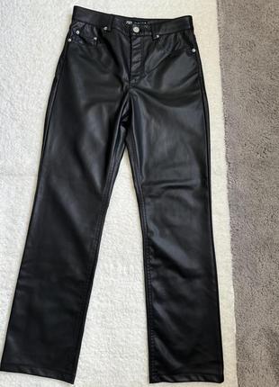 Брюки из эко кожи zara
