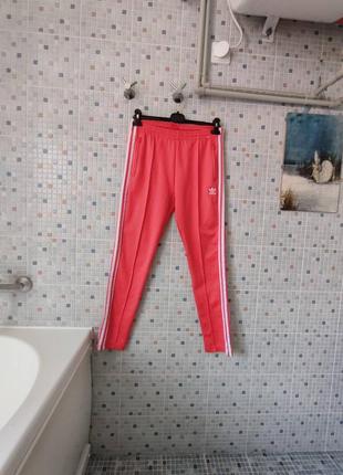 Спортивные штаны adidas.