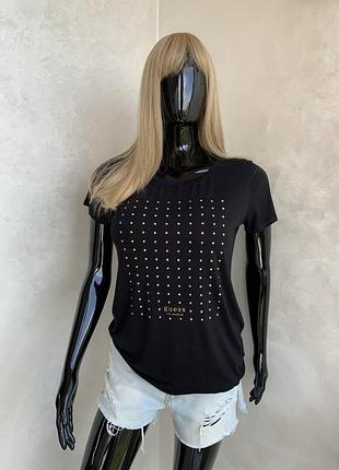 Guess чорнова базова футболка з золотими елементами