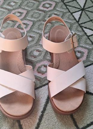 Белые босоножки кожа clarks