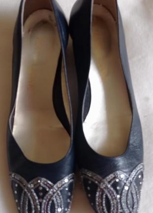 Туфлі жіночі.