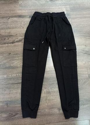 Спортивные штаны для подростков с карманами.