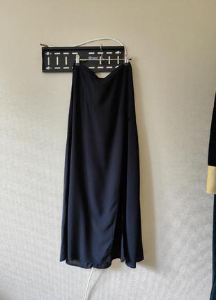 Легка чорна довга спідниця