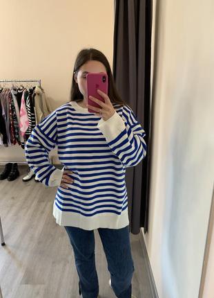 Трендовий оверсайзний светрик в синю полоску