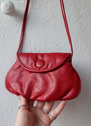 Маленькая красная сумка с магнитной застежкой