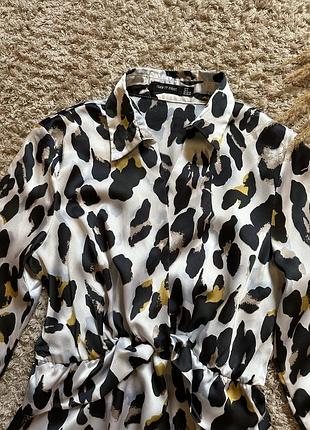 Платье с анималистичным принтом шелковое платье с животным принтом сатиновое