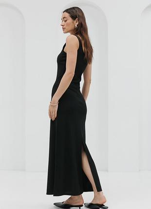 Длинное платье без рукавов черное с разрезом сзади