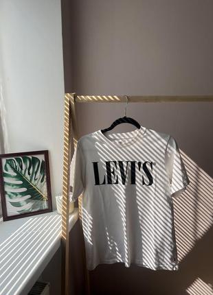 Футболка в белом цвете от levi’s